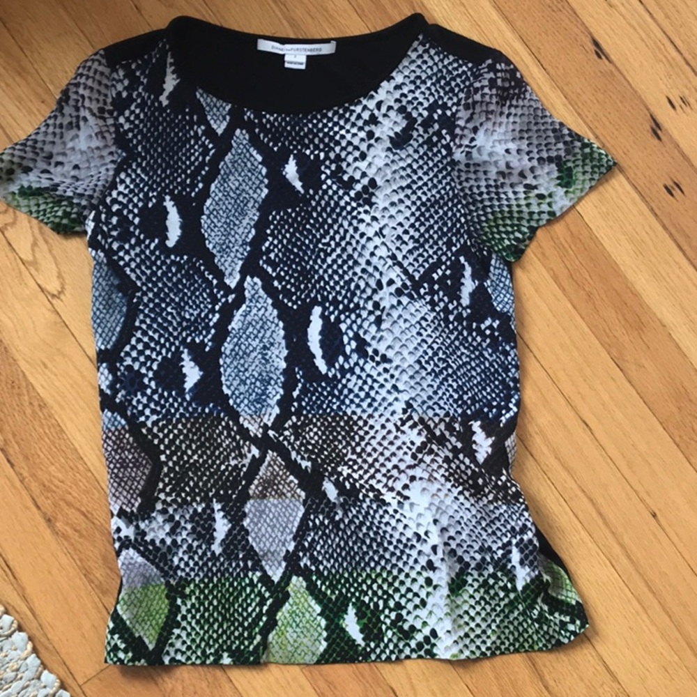 DVF silk top with black back size 2 snake skin